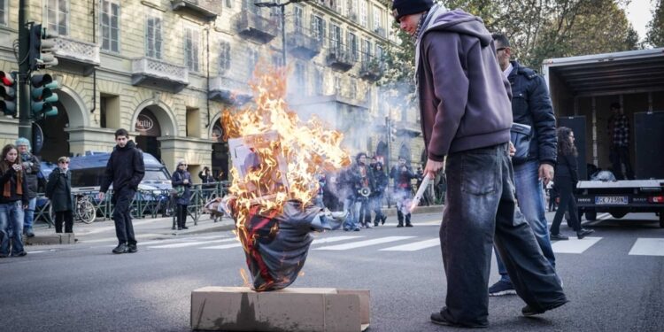 Dato alle fiamme durante manifestazione studentesca