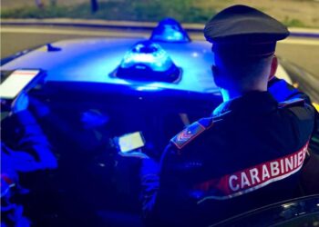 Ha conficcato un coltellino in una coscia a un bimbo di 13 anni