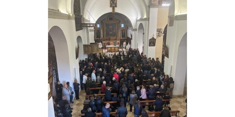 Folla commossa ai funerali nella basilica di Fonni