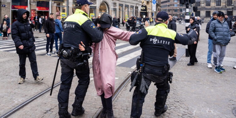 Ordinanza d'emergenza: stop a manifestazioni e aumento polizia