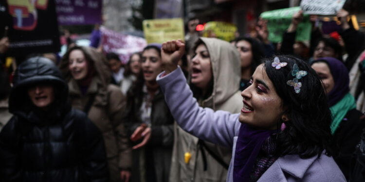 Tensioni con la polizia durante la protesta contro i femminicidi