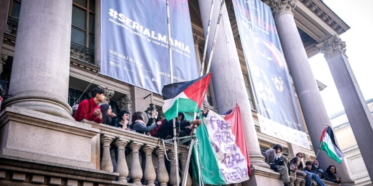 'Muri imbrattati e strappata la bandiera italiana'