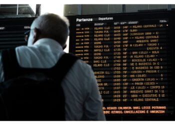 Folla ridotta di passeggeri in stazione ma comunque disagi