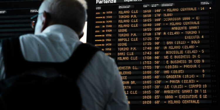 Folla ridotta di passeggeri in stazione ma comunque disagi