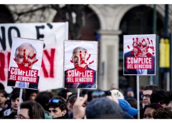 Fotografie con i volti dei politici coperti da mano insanguinata