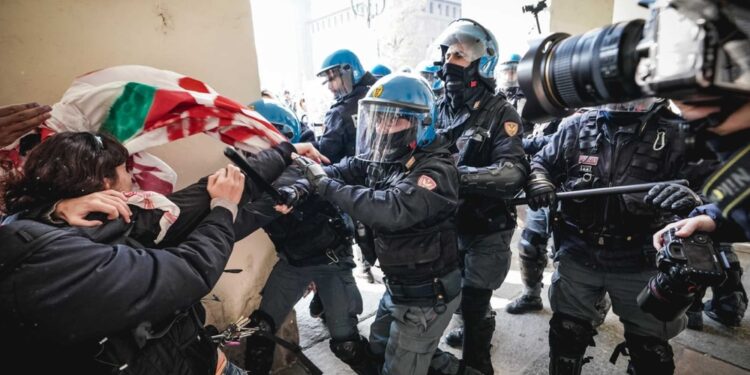 Respinti manifestanti davanti alla Prefettura