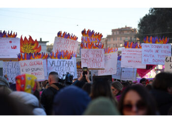 Mentre passano al Colosseo