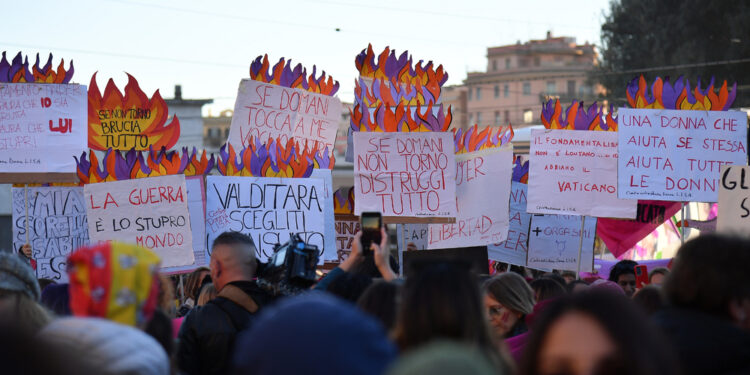 Mentre passano al Colosseo