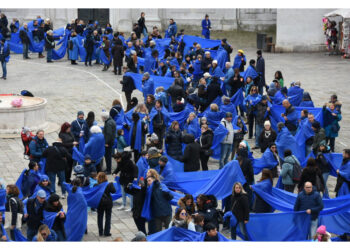 Un happening con 100 persone vestite di blu