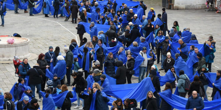 Un happening con 100 persone vestite di blu