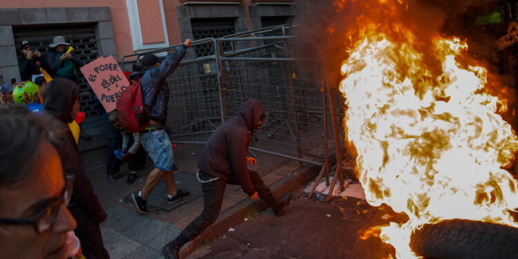 'Atti terroristici' per il governo. Proteste di piazza a Quito