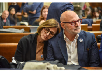 In particolare la madre scoppia a piangere in aula