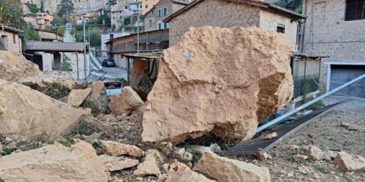 Residenti svegliati nella notte da boato