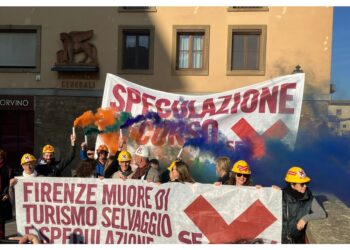 Striscioni 'contro la speculazione in corso' a Ponte vecchio