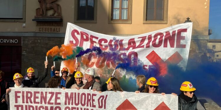 Striscioni 'contro la speculazione in corso' a Ponte vecchio