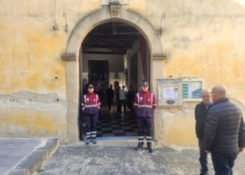 Adagiata sulla bara bianca una foto della ragazza