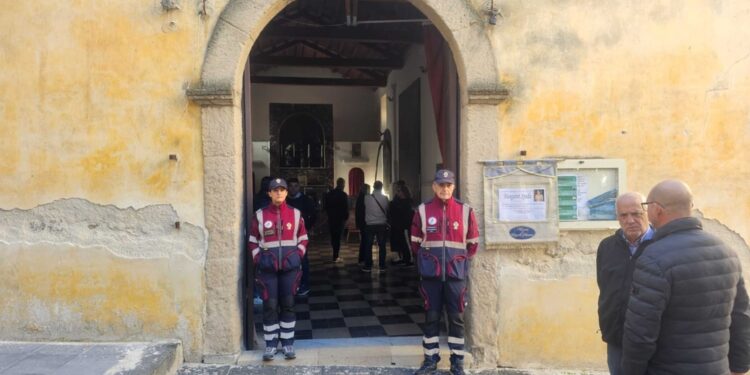 Adagiata sulla bara bianca una foto della ragazza