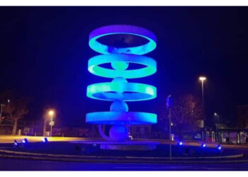 Per illuminare di blu un monumento