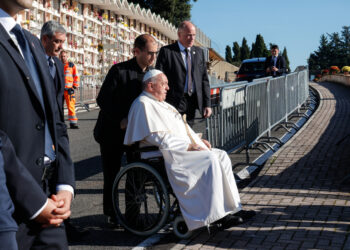 Nella messa per defunti sceglie il silenzio al posto dell'omelia