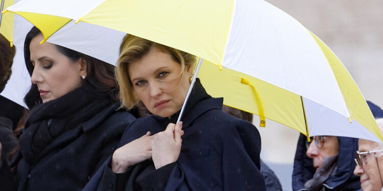 A Piazza San Pietro il saluto con Olena Zelenska