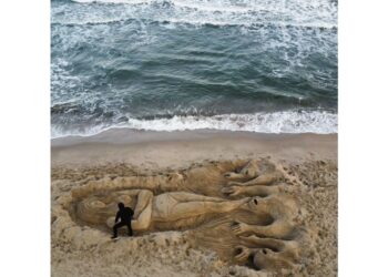 Opera di Nicola Urru sulla spiaggia di Sassari