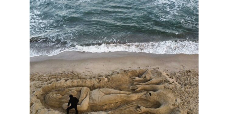 Opera di Nicola Urru sulla spiaggia di Sassari