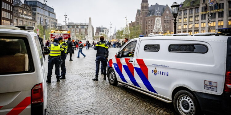 Appello ai connazionali dopo le violenze sui tifosi ad Amsterdam