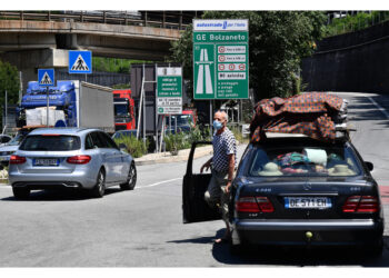 Cantieri e traffico intenso. Rallentamenti in A7 e A12