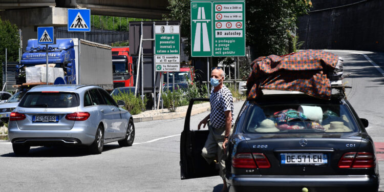 Cantieri e traffico intenso. Rallentamenti in A7 e A12