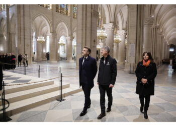 Presidente nella cattedrale insieme ad arcivescovo di Parigi