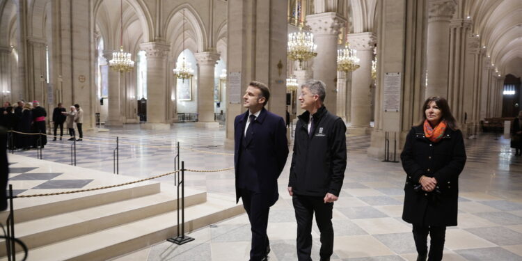 Presidente nella cattedrale insieme ad arcivescovo di Parigi