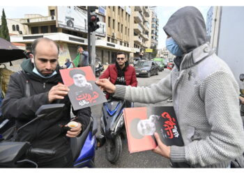 Bandiere di Hezbollah e poster con Nasrallah