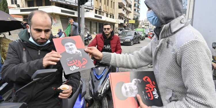 Bandiere di Hezbollah e poster con Nasrallah