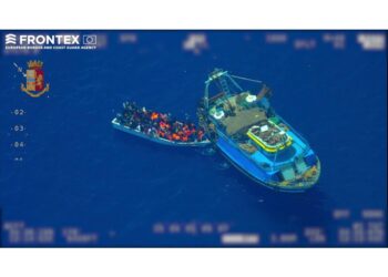 Il gruppo trasbordato su un barchino in prossimità di Lampedusa