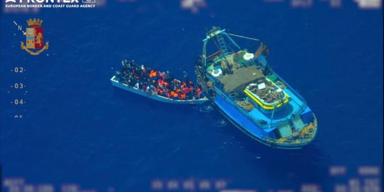 Il gruppo trasbordato su un barchino in prossimità di Lampedusa