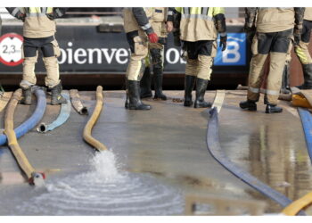 Vicino a Valencia. Aspirata l'acqua e il fango nel parcheggio