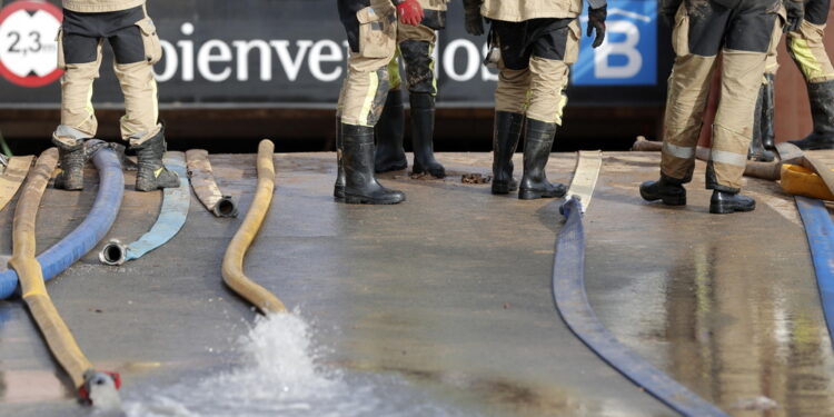 Vicino a Valencia. Aspirata l'acqua e il fango nel parcheggio