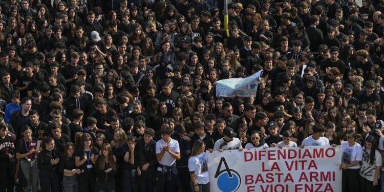 Nella scuola del ragazzo ucciso l'ultimo saluto dai compagni