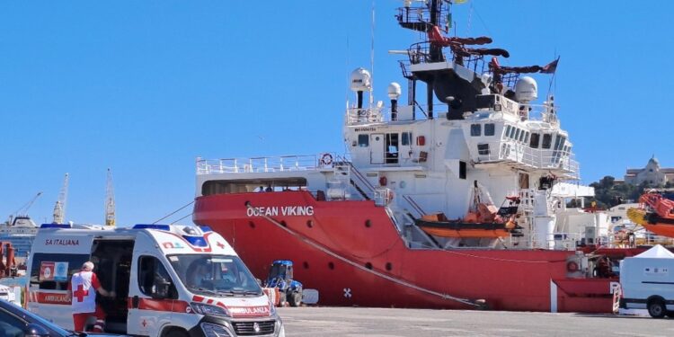 Tra loro cinque bambini in precarie condizioni di salute