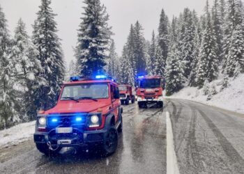 Interventi dei vigili del fuoco per incidenti e mezzi bloccati