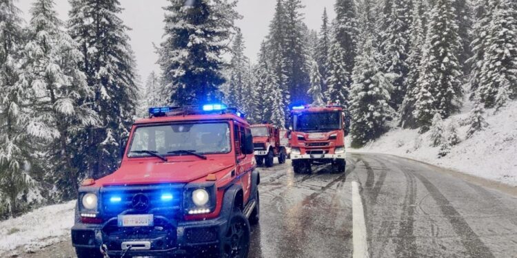 Interventi dei vigili del fuoco per incidenti e mezzi bloccati