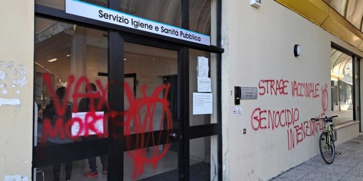 Scritte contro la 'strage vaccinale' negli uffici Sisp