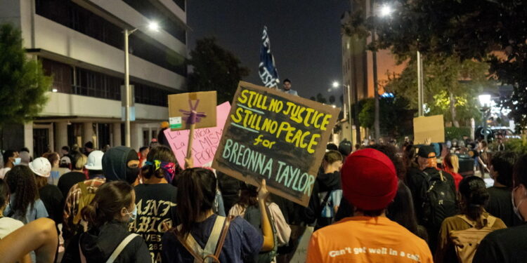 'Per uso eccessivo della forza'. La morte scatenò proteste massa