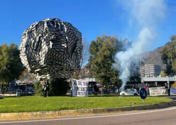 Un gruppo di manifestanti ha atteso il ministro con bandiere