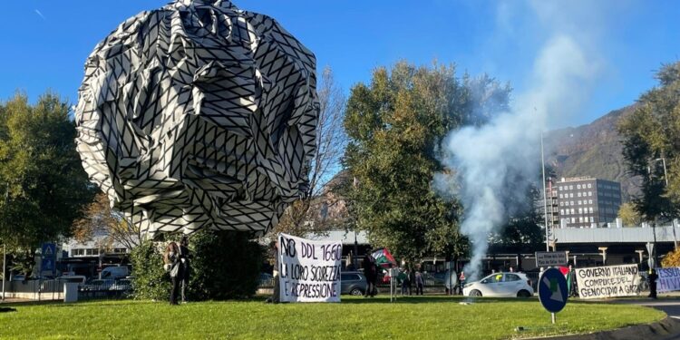 Un gruppo di manifestanti ha atteso il ministro con bandiere