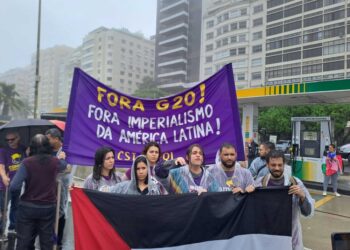 Sul lungomare di Copacabana cori e maschere