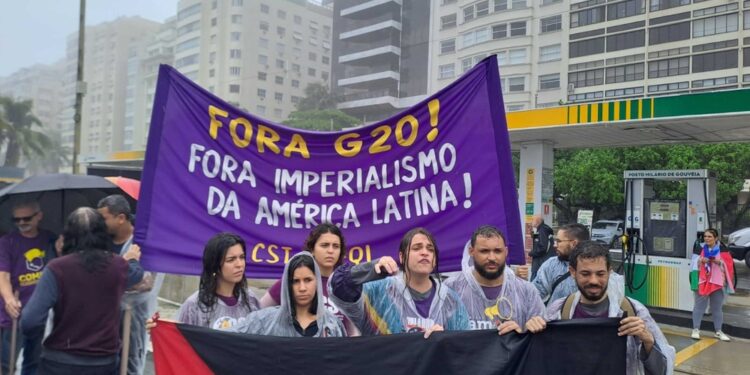 Sul lungomare di Copacabana cori e maschere