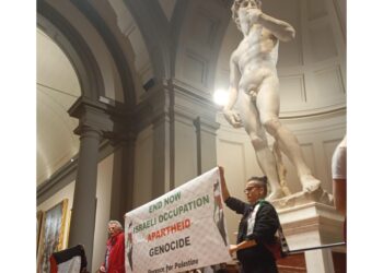 Striscione 'stop a occupazione e genocidio' a Galleria Accademia