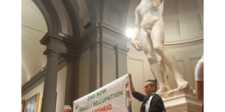 Striscione 'stop a occupazione e genocidio' a Galleria Accademia