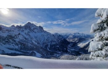 Non accetta un gruppo di turisti sulle Dolomiti